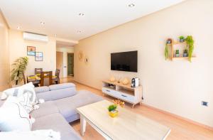 Stylish Flat, Pool, Garden & Fast Wi-Fi