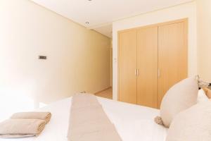 Stylish Flat, Pool, Garden & Fast Wi-Fi