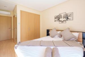 Stylish Flat, Pool, Garden & Fast Wi-Fi