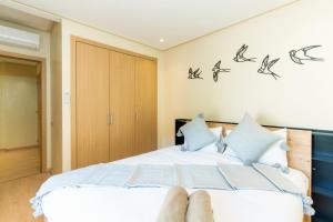 Stylish Flat, Pool, Garden & Fast Wi-Fi