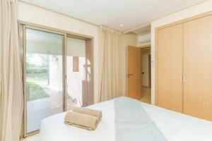 Stylish Flat, Pool, Garden & Fast Wi-Fi
