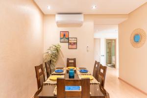 Stylish Flat, Pool, Garden & Fast Wi-Fi