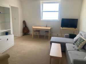 Sunny flat with sea views on Warrior Square