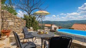 Rustic villa Pietro with panoramic view in Motovun