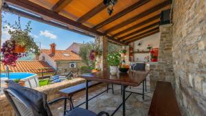 Rustic villa Pietro with panoramic view in Motovun