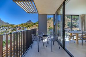 Duplex Penthouse with 3 Balconys I Table Mountain Panoramic Views