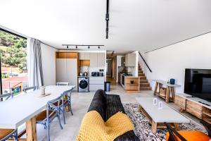 Duplex Penthouse with 3 Balconys I Table Mountain Panoramic Views