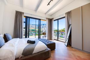 Duplex Penthouse with 3 Balconys I Table Mountain Panoramic Views