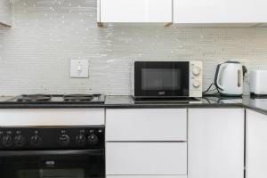 Modern 2-Bedroom Apartment in Vibrant Sandton Central