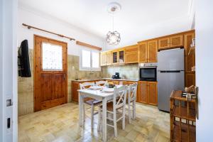 Massive 4BR Retro Apartment - 3 min Walk to Beach