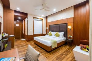 The global hotel by golden place Near Medanta Hospital Sector-38