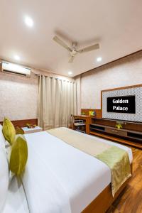 The global hotel by golden place Near Medanta Hospital Sector-38