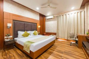 The global hotel by golden place Near Medanta Hospital Sector-38