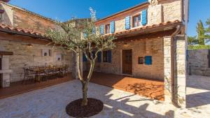 Beautiful Heritage Villa Croc with pool in Buje