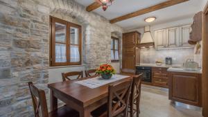 Beautiful Heritage Villa Croc with pool in Buje