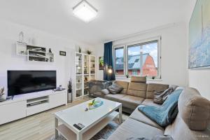 Big 1 Bedroom Apartment near Airport & City Center