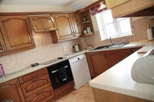 4 Bed in Port Eynon oc-hh9901