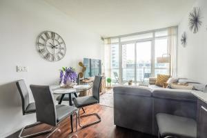 Bright 1Br & Den Unit in Downtown