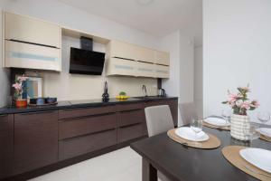 Modern Apartment with Parking & Balcony Near the Underground Station by Noclegi Renters