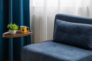 Modern Apartment with Parking & Balcony Near the Underground Station by Noclegi Renters