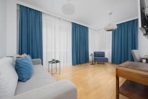 Modern Apartment with Parking & Balcony Near the Underground Station by Noclegi Renters