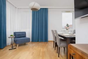 Modern Apartment with Parking & Balcony Near the Underground Station by Noclegi Renters