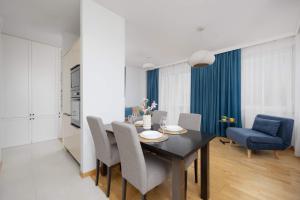Modern Apartment with Parking & Balcony Near the Underground Station by Noclegi Renters