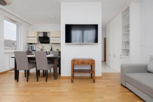 Modern Apartment with Parking & Balcony Near the Underground Station by Noclegi Renters