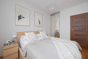 Modern Apartment with Parking & Balcony Near the Underground Station by Noclegi Renters