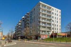 Modern Apartment with Parking & Balcony Near the Underground Station by Noclegi Renters