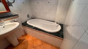 Modernes Apartment in Pforzheim Kamin, Terasse