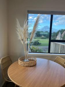 Large Bach - Mahia, Blue Bay sea views