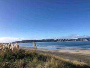 Large Bach - Mahia, Blue Bay sea views