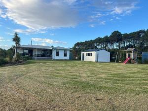 Large Bach - Mahia, Blue Bay sea views