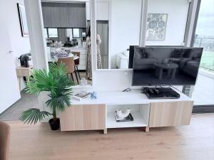 Stylish 2BR with Fireworks Views in Kogarah