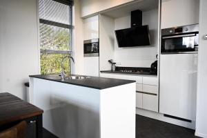 Marina Strandbad Chalet RiverLodge mit Zaun Haus Nr 94