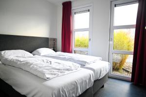 Marina Strandbad Chalet RiverLodge mit Zaun Haus Nr 94