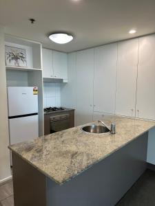 Modern Escape in the Heart of Brisbane City with an Amazing River View!