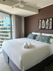Modern Escape in the Heart of Brisbane City with an Amazing River View!