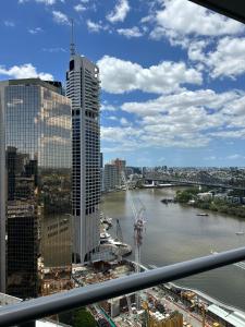 Modern Escape in the Heart of Brisbane City with an Amazing River View!