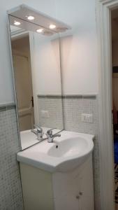 6 - The House of Oranges