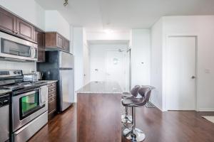 Bright 1Br & Den Unit in Downtown