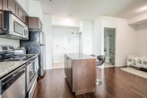 Bright 1Br & Den Unit in Downtown