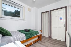 4 Bedroom House - Free Parking