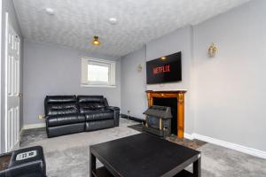 4 Bedroom House - Free Parking