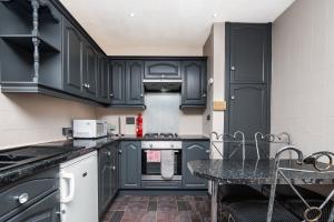 4 Bedroom House - Free Parking