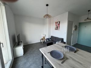 F2 neuf, centre ville, terrasse, WIFI, garage en option