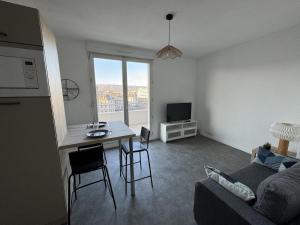 F2 neuf, centre ville, terrasse, WIFI, garage en option