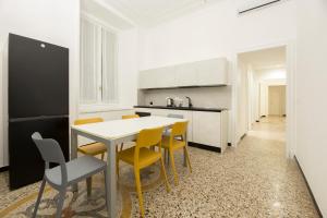 JOIVY Spacious 5-Bedroom Flat with Balcony in Central Genoa