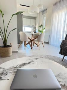 Pnoẽs Volos City Center Luxury Suite with private parking